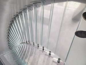 悬挑玻璃楼梯