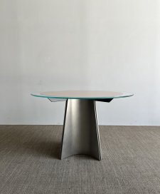 中古风极简圆餐桌