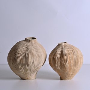 米黄粗砂竖纹不规则球形陶瓷花瓶两件套