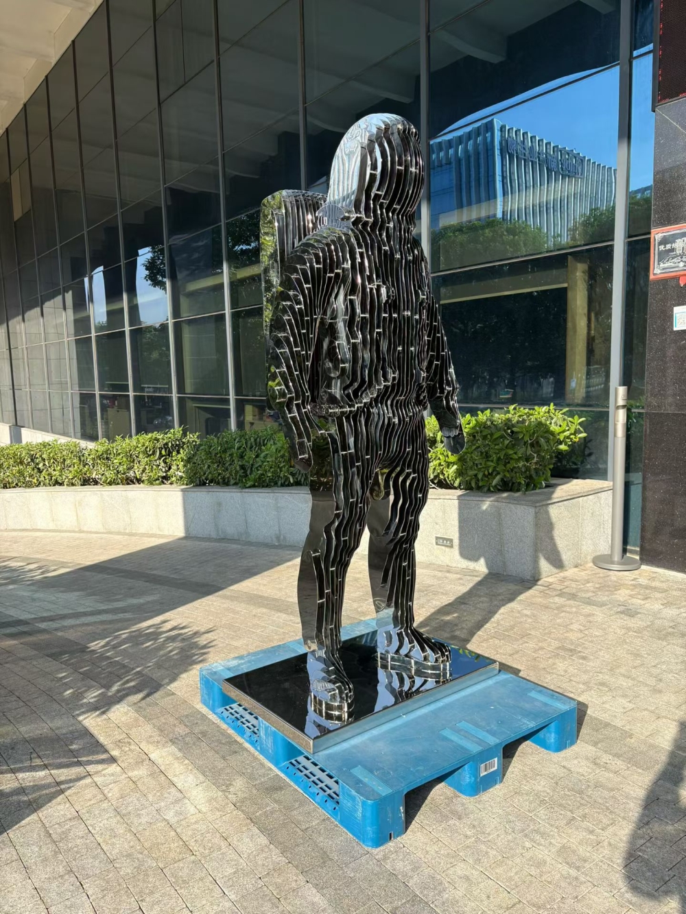 不锈钢天空人形雕塑
