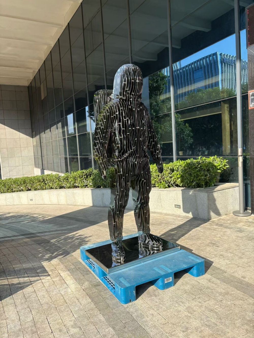 不锈钢天空人形雕塑