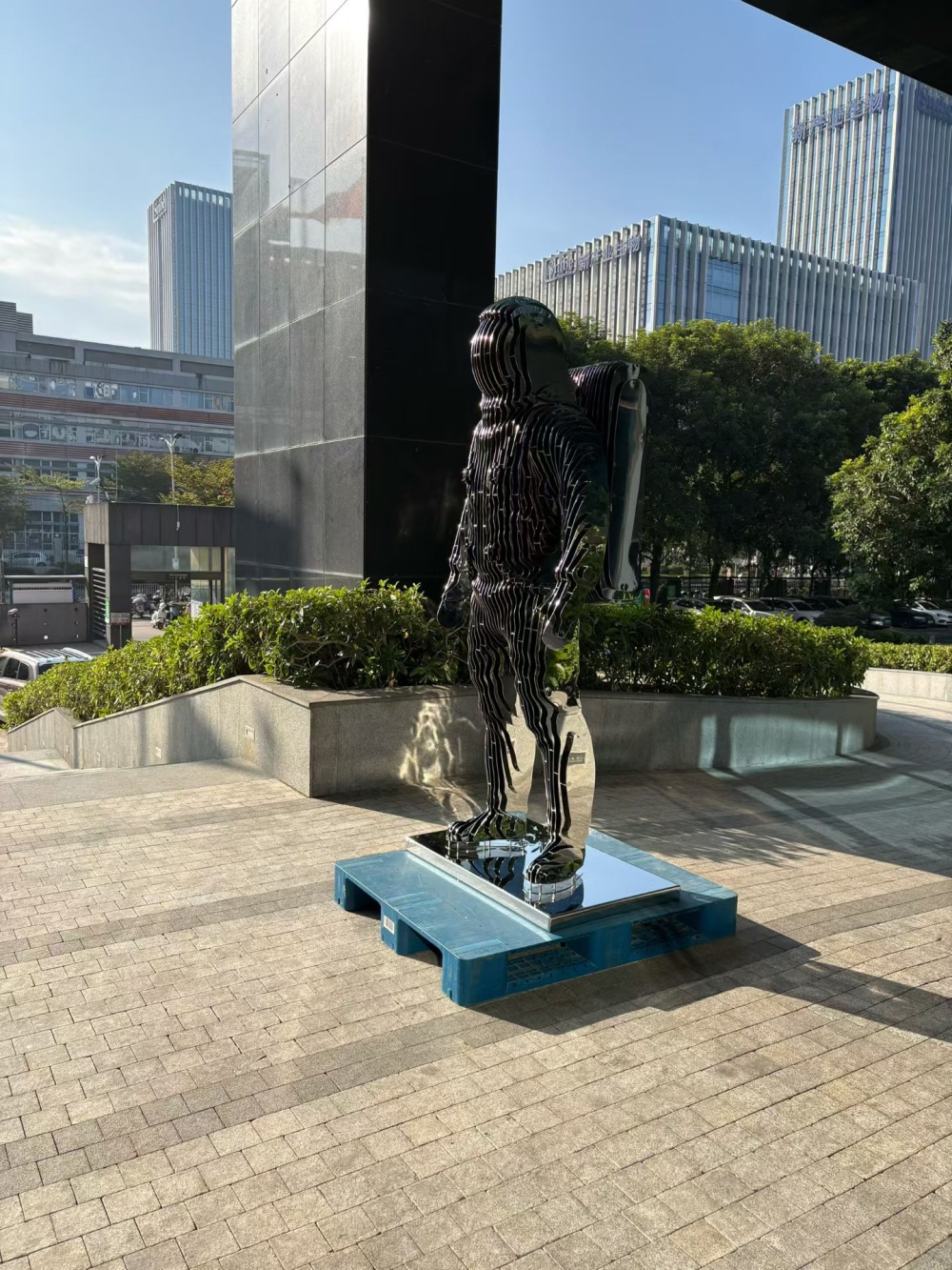 不锈钢天空人形雕塑